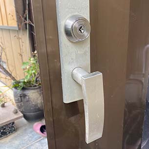 玄関のレバーハンドルが空転　錠ケースを交換