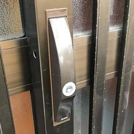 引き戸の鍵が閉まらない　錠ケースの不具合が原因