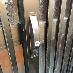 引き戸の鍵が閉まらない　錠ケースの不具合が原因