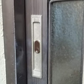 新しい鍵に交換した玄関引き戸