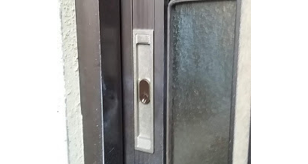 新しい鍵に交換した玄関引き戸