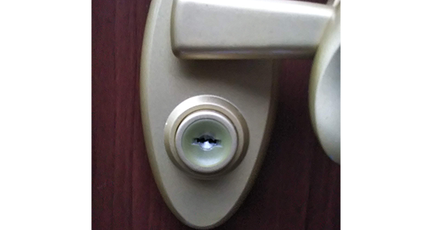 鍵が詰まった玄関の鍵穴