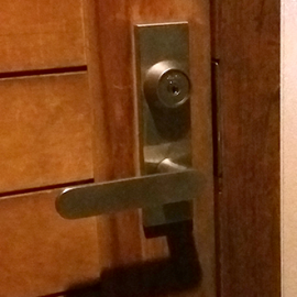 中古住宅の玄関ドアの鍵交換