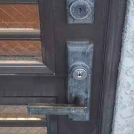 家のセキュリティ強化の為に玄関の鍵を交換｜広島市南区丹那町