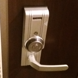 鍵を紛失して開けられない電子錠が付いた玄関