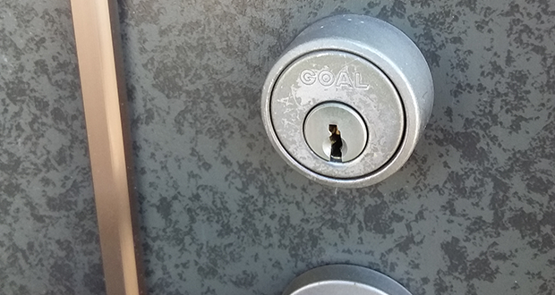 鍵交換前の玄関