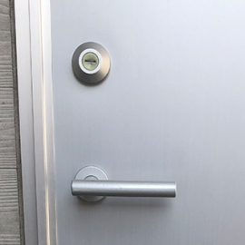 ドアの外側から閉めづらい玄関の鍵