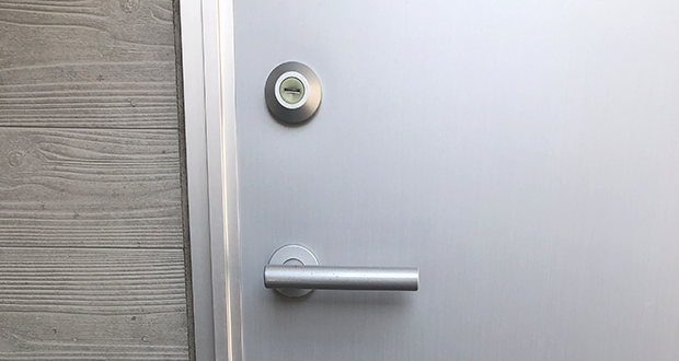ドアの外側から閉めづらい玄関の鍵