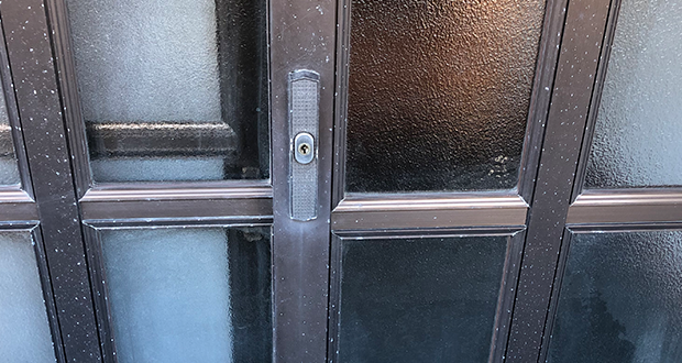 鍵交換前の玄関引き戸