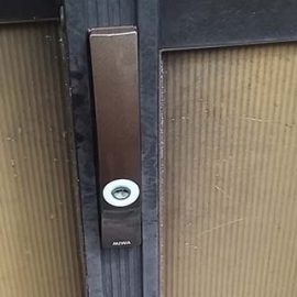 玄関の鍵を紛失　引き戸を調節して鍵交換