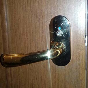 トイレの鍵の動きが悪いため部品を取り寄せてから交換