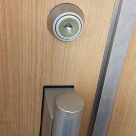 玄関の鍵交換　勝手口は外側から使用できなくする