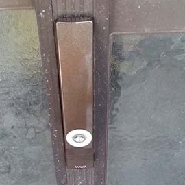 引き戸の施錠ができない　扉の位置調整・鍵交換
