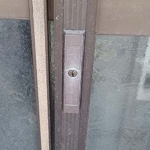 引き戸の施錠ができない　扉の位置調整・鍵交換