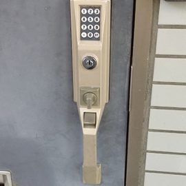 鍵を閉じ込めてしまった家の玄関ドア