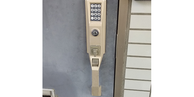 鍵を閉じ込めてしまった家の玄関ドア