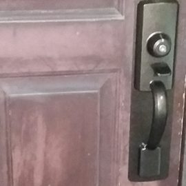 開かなくなった玄関のサムラッチ錠を交換