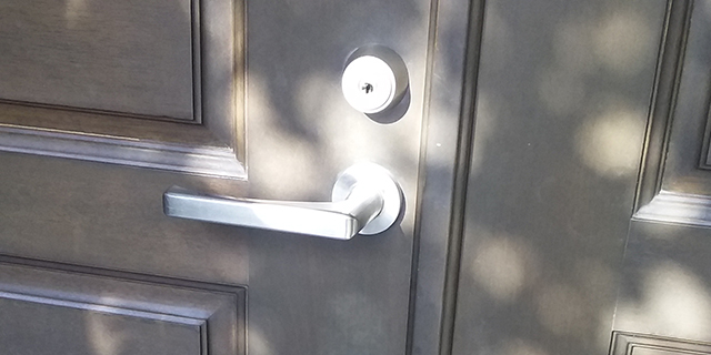施錠の際に引っかかる玄関の鍵を交換