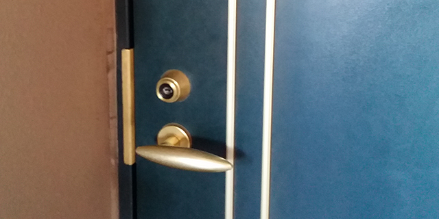 玄関ドアの鍵穴の中で折れて詰まった鍵抜き