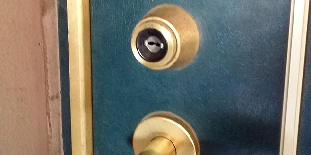 鍵抜き後の玄関の鍵