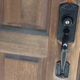 玄関ドアの開け閉めしづらいサムラッチ錠の交換