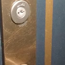 アパートの一室の玄関ドアの鍵交換