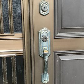 外出先で鍵を紛失し開けられなくなった玄関の解錠