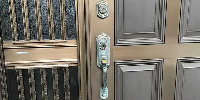 外出先で鍵を紛失し開けられなくなった玄関の解錠