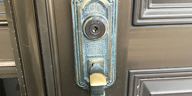 施錠された玄関ドア