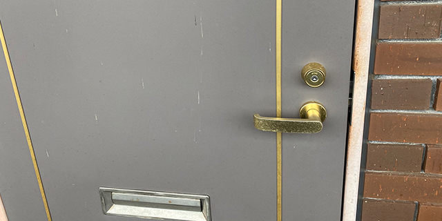 手元に鍵がなくて開けられない玄関ドア