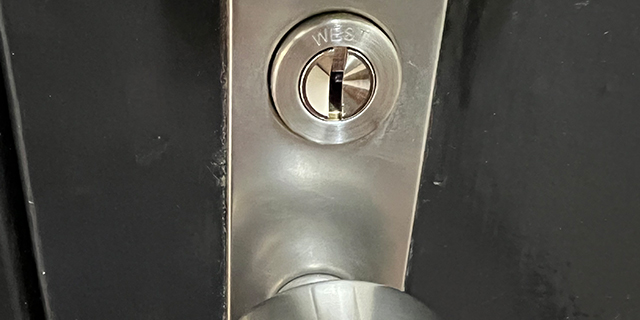 鍵交換後の玄関扉