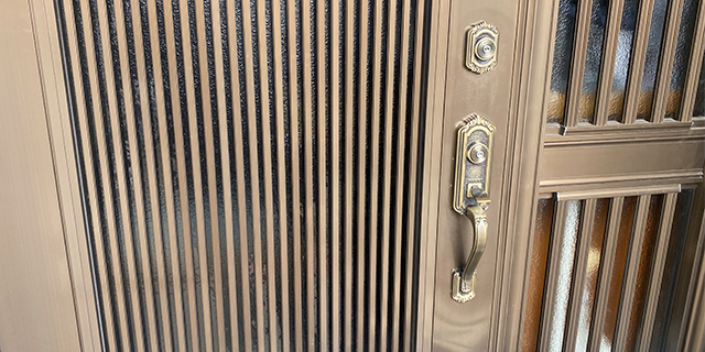 TOSTEM製の玄関扉のサムラッチ錠を交換