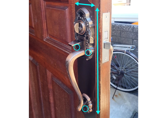 ドアノブの高さと幅、ネジの位置