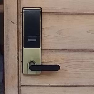 玄関の鍵を紛失する心配のない電子錠に交換