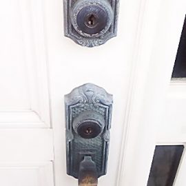 扉を取り替えるしかない、と言われた装飾錠のシリンダーをカバエースで交換｜浜松市浜北区小林