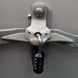 倉庫の鍵が開かないため破錠後、ダイヤル式に交換