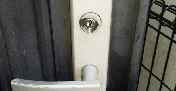 古いレバータイプ。こちらにプッシュプル錠を交換します。