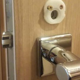 トイレのレバーハンドルがぐらつくためネジを締め直し