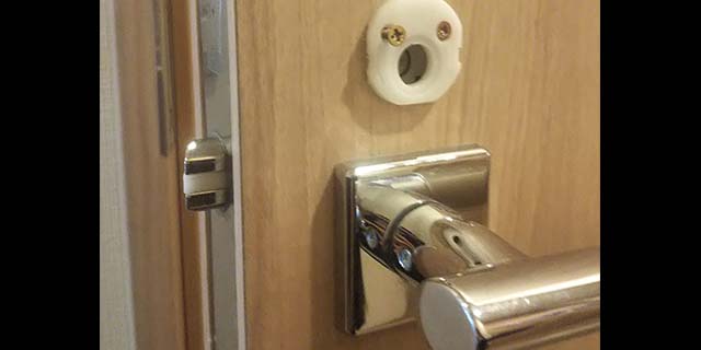 トイレのレバーハンドルがぐらつくためネジを締め直し