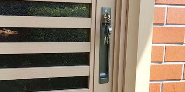 引き戸の鍵の動きが悪い 部品が届いてから交換