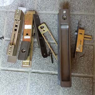 引き戸の鍵の動きが悪い 部品が届いてから交換