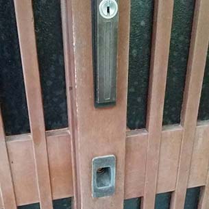 引き違い戸の中央の鍵をMIWAのPS-SLに交換