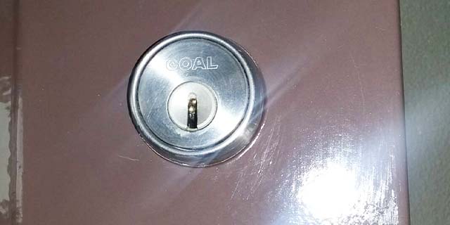 玄関の鍵交換　GOALのMDU(面付け補助錠)