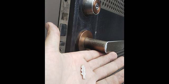 MIWAのURキーが鍵穴内で折れたため分解して鍵抜き