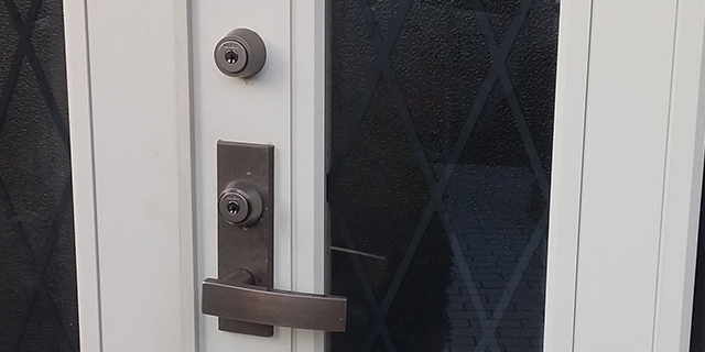 防犯性の低い玄関の鍵を交換