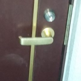 玄関の古くなった鍵交換