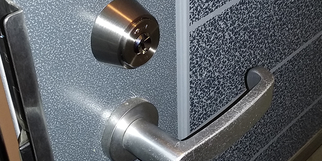 家の玄関ドアの鍵を交換