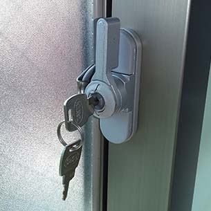 窓のクレセント錠をシリンダー付に交換して安全対策