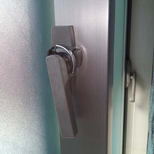 窓のクレセント錠をシリンダー付に交換して安全対策