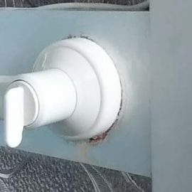 浴室のドアノブが故障して扉が開かないため握玉からレバーハンドルに交換｜三豊市高瀬町